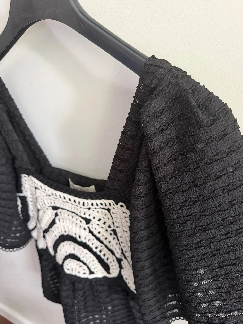 Sarah Hann x Anthropologie Black & Cream Flutter Sleeve Crochet Top - Small